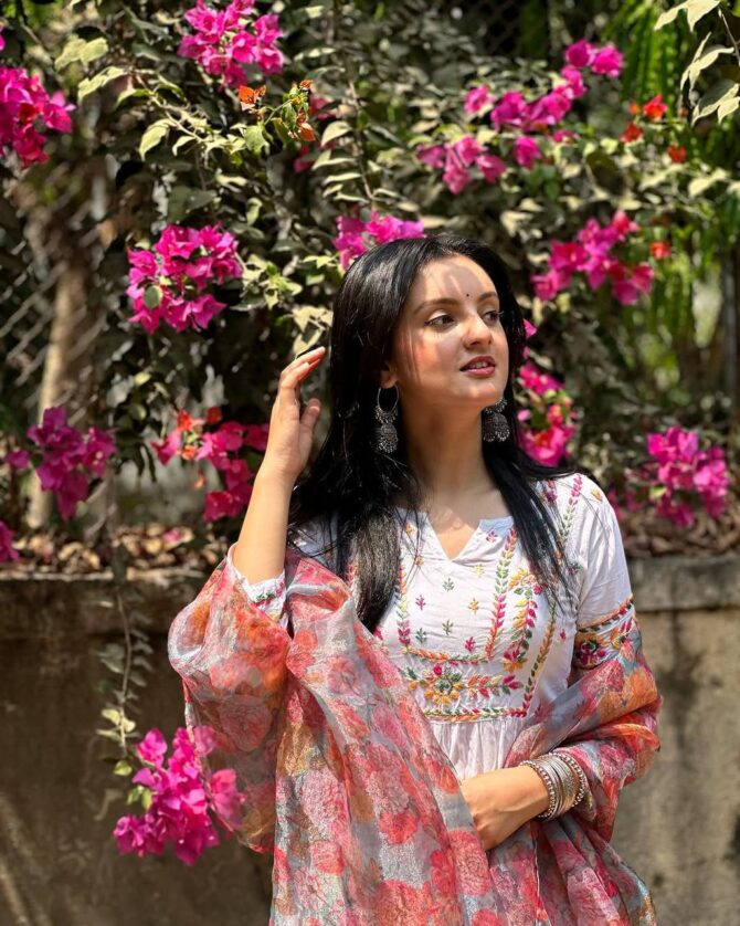 Pehnava Style Multy Color Thread Embroidery Work Kurtie Pant Set