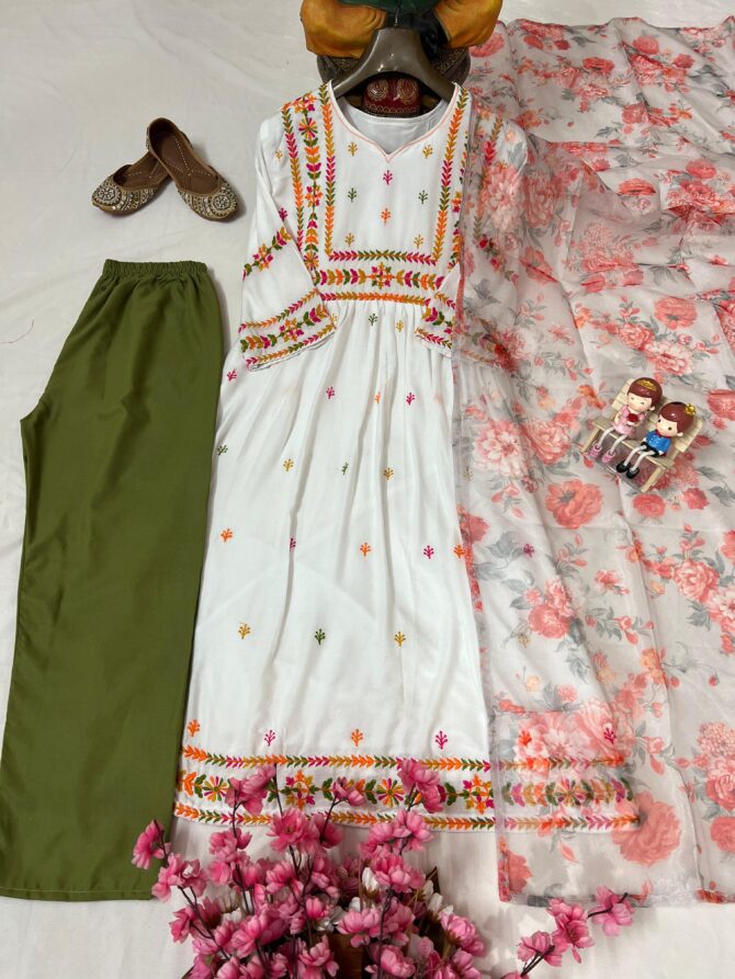 Pehnava Style Multy Color Thread Embroidery Work Kurtie Pant Set - Image 3