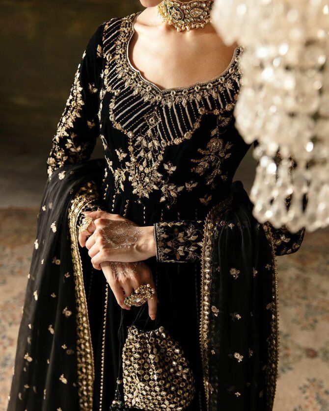 Hania Amir Pakistani Actress BEAUTIFUL BLACK COLOR LONG GOWN& DUPATTA SET WITH AMAZING SEQUINS EMBROIDERY WORK - Image 5