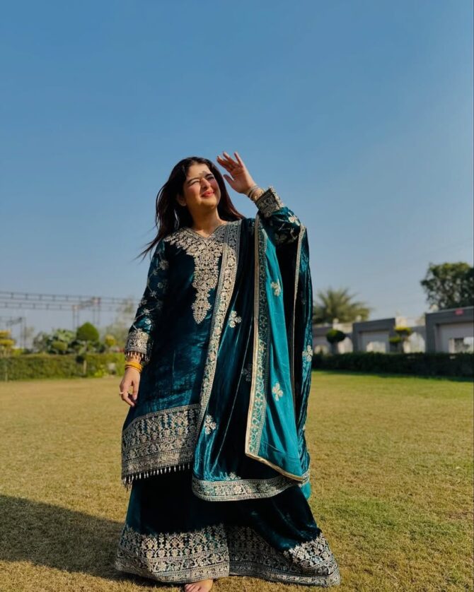 HEAVY VELVET KURTA & PANT (3-PIS SET) WITH BEAUTIFUL SEQUINS EMBROIDERY WORK - Image 5