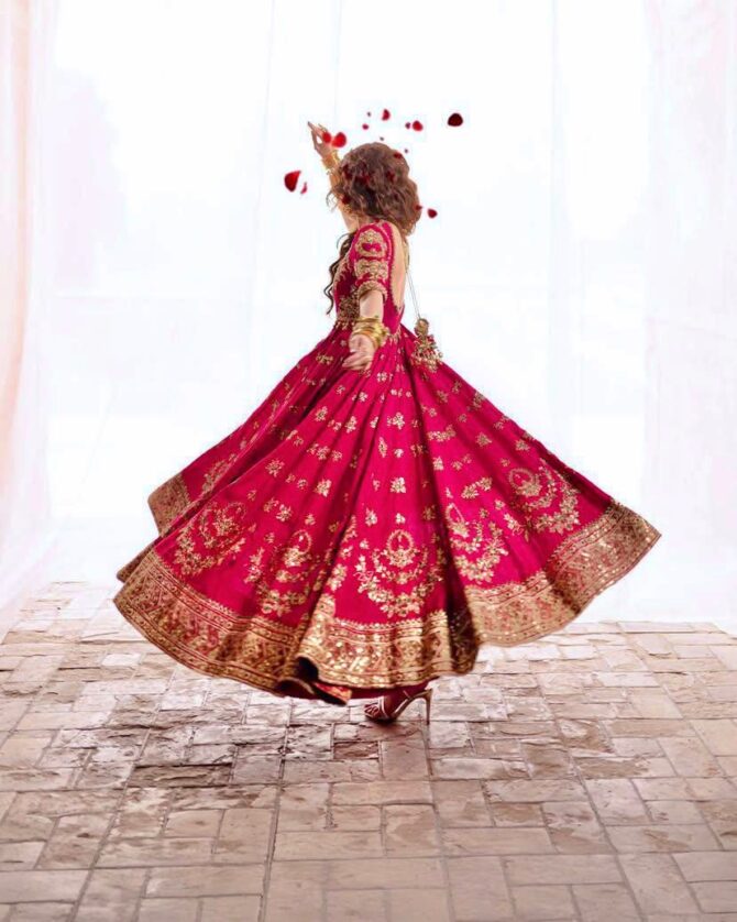 PRESENTING NEW ĐĚSIGNER ANARKALI GOWN WITH SEQUINS & ZARI &THREAD EMBROIDERY WORK WITH ELEGANT DUPATTA SET