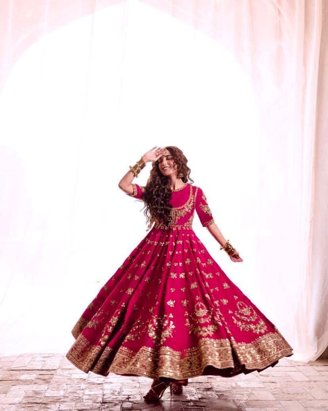 PRESENTING NEW ĐĚSIGNER ANARKALI GOWN WITH SEQUINS & ZARI &THREAD EMBROIDERY WORK WITH ELEGANT DUPATTA SET - Image 2